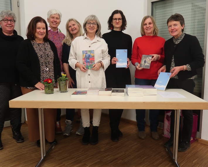 Büchereiteam mit Autorin